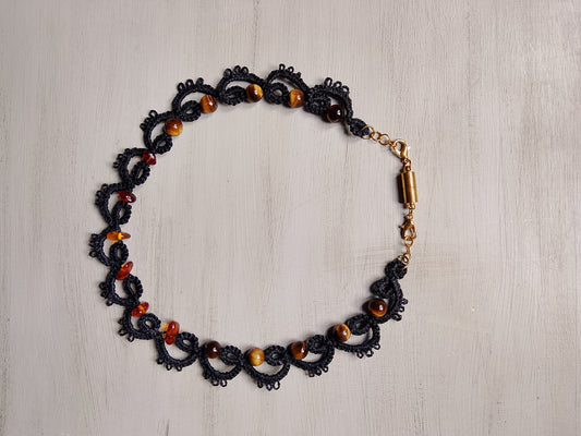 Collana nera con perle "occhio di tigre" e ambra